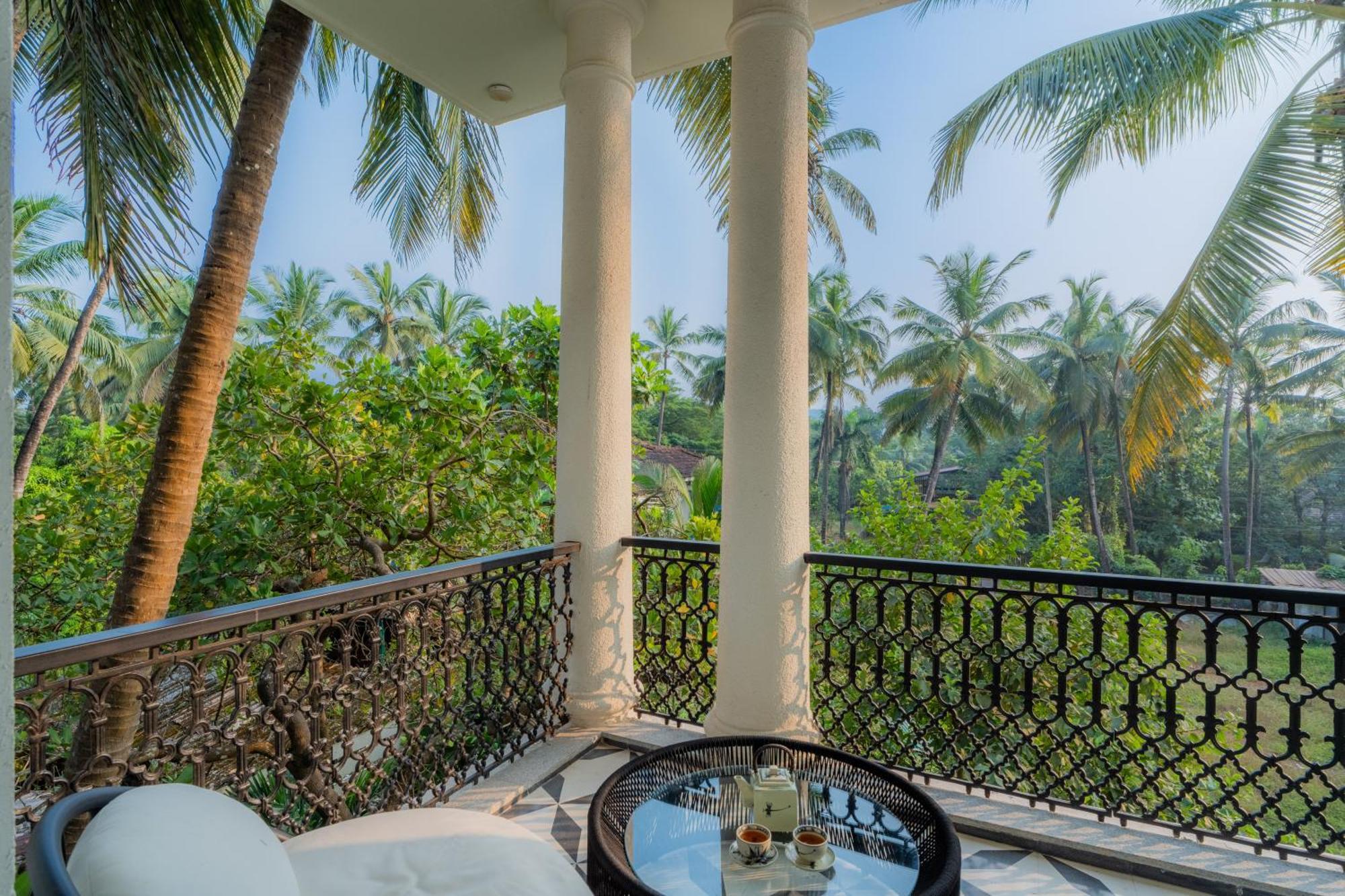 Elivaas 4 Bhk Villa With Pvt Pool & Jacuzzi-Yashgeet Siolim Exterior photo