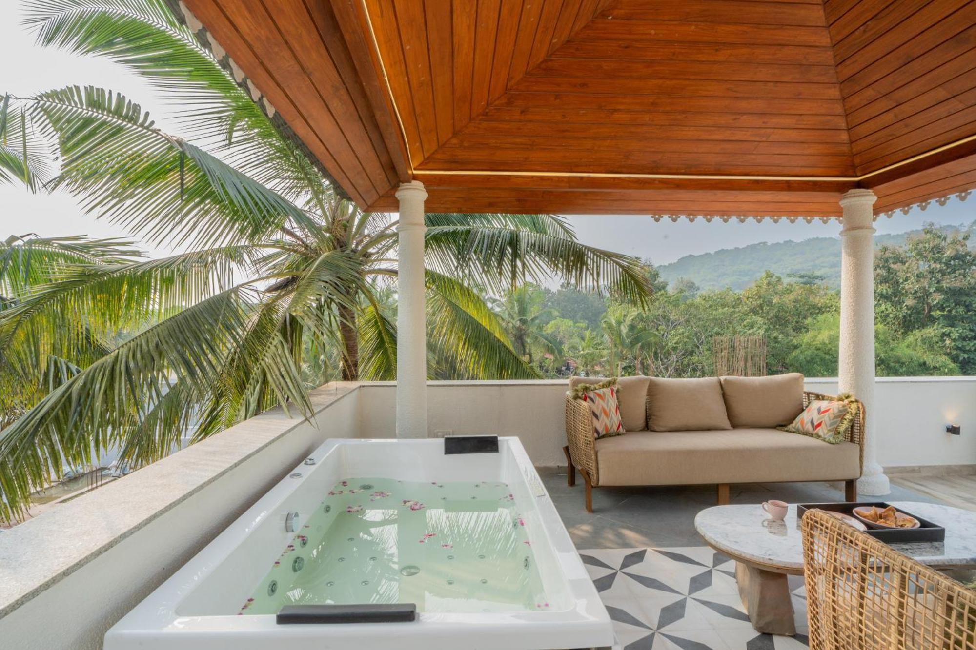 Elivaas 4 Bhk Villa With Pvt Pool & Jacuzzi-Yashgeet Siolim Exterior photo